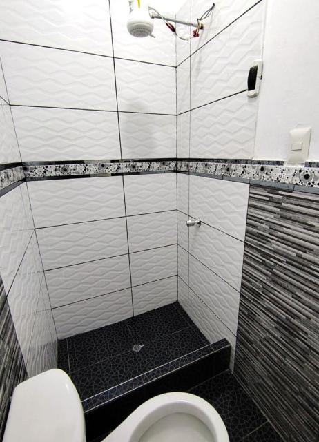 Casa familiar con parrilla, piscina, WiFi y cesped