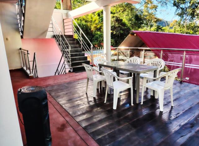 Casa familiar con parrilla, piscina, WiFi y cesped