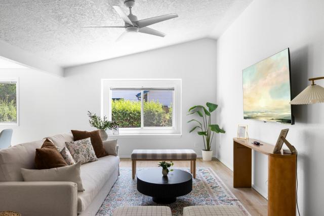 Stylish Renovation, Perfect for Families & Pets, Garage Parking, Sleeps 10