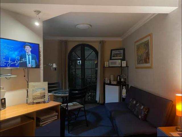 Amplia Habitación tipo Ejecutiva con baño y acceso privados