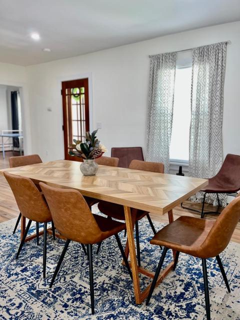 Spacious 4BR home w 2BA, a workspace & king bed!