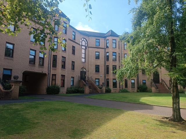 Modern Three-Bedroom Apartment in Leafy West End with Private Parking