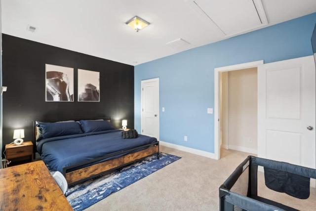3BR Townhouse King Bed 2441 sq ft Uptown CLT