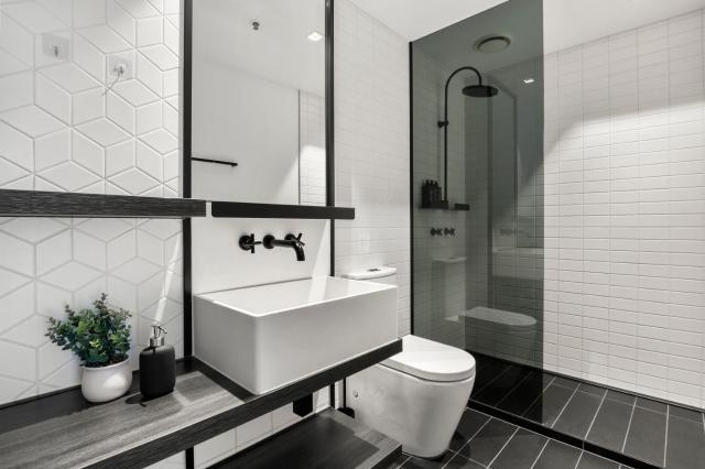 Lovely 2 Bedroom Apt at Marvel Stadium with Car Park and Rooftop Pool