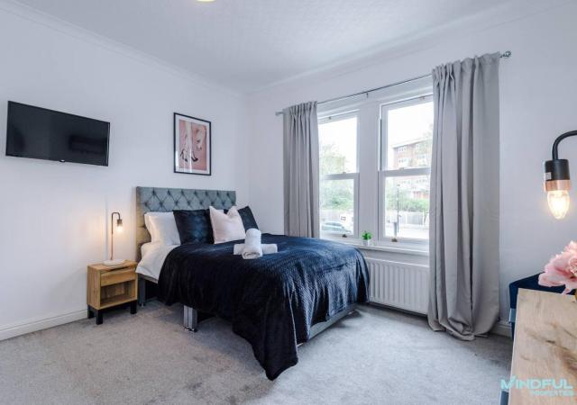 5BR House, Sleeps 10 guests - Free Parking - Business & Contractor Stays