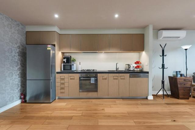 Heart of Melbourne CBD - 2BR I 1BH I Office Space I Free Parking