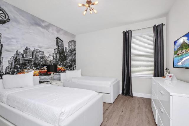 Striking Home With Games, Outdoor Kitchen Near Disney With Waterpark & Resort Access At Encore Resort - 7742Ff