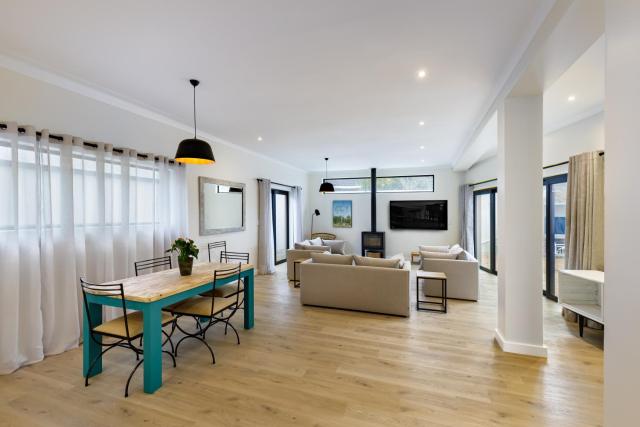 Beachfront 3 Bed With Private Parking & BBQ Area