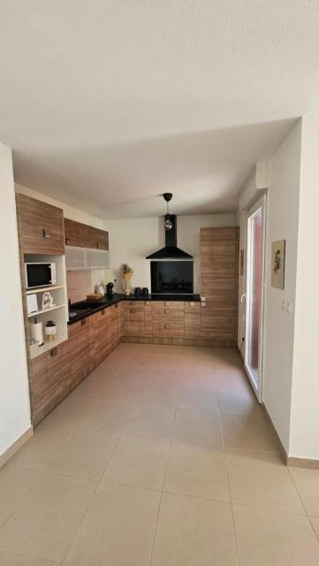Charming 1 Bedroom Apartment with terrace air conditioning and private parking