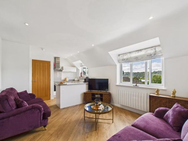 Central Bowness 2-Bed Apt Sleeps 4 with Parking
