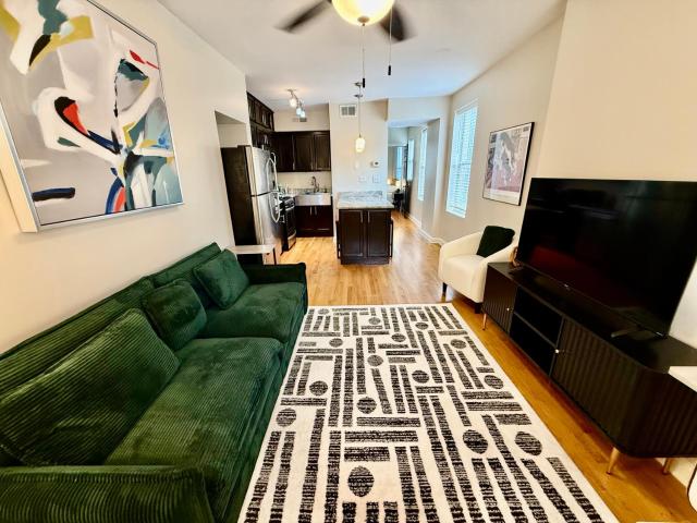 Airy 1BR close to EVERYTHING
