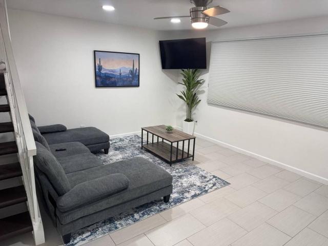 4BR Luxury, Walk to Old Town, Arcade, Pool, 12 Guests