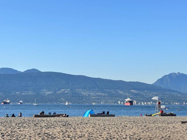 Prestigious 2 Bedrooms 2 Baths in West Point Grey