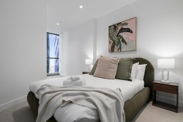 City Centre 2BR Apt - Best Location with Gym and Pool!