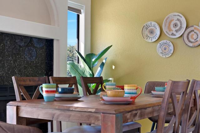 Southwestern Paradise, Simply Classic 4Bed 3Bath