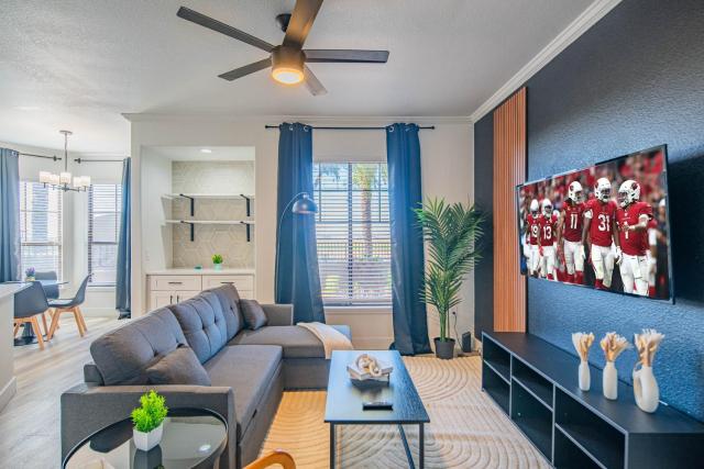 Charming 2B King Bed with Pool Hot Tub, Gym, Parking