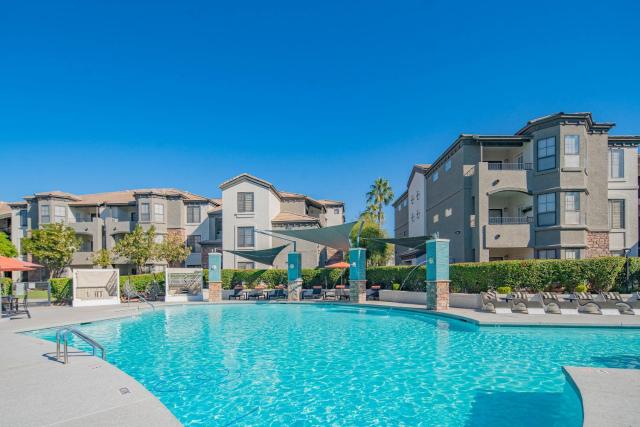 Charming 2B King Bed with Pool Hot Tub, Gym, Parking