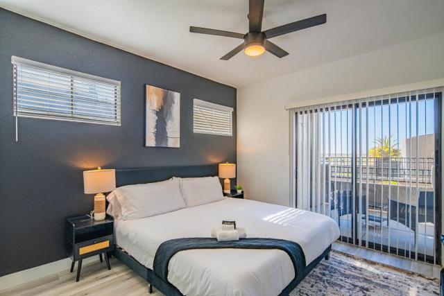 Charming 2B King Bed with Pool Hot Tub, Gym, Parking