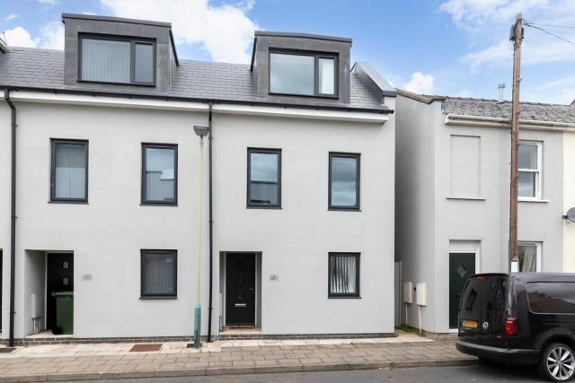 Modern 4 Bedroom 4 Bathroom Home in Cheltenham