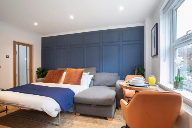 Beautiful Bath Road Retreat with Log Burner