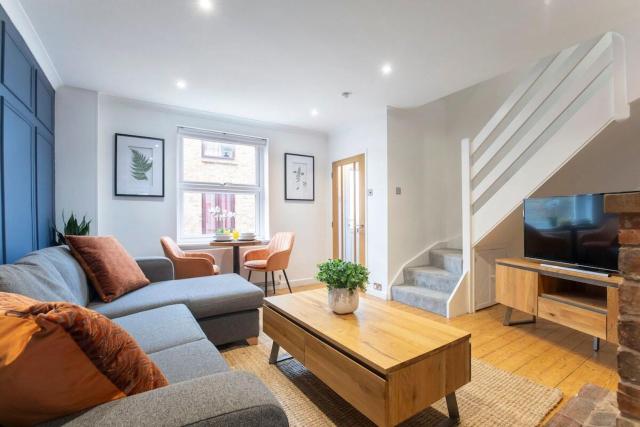 Beautiful Bath Road Retreat with Log Burner