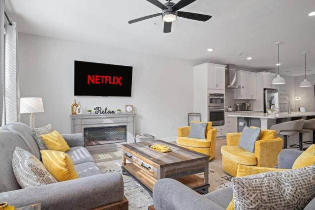 Lux Downtown Condo Rooftop Terrace EV Charger!