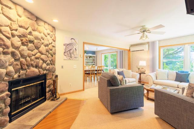 Glennwood Cottage! Coastal woodsy charm with association beach access