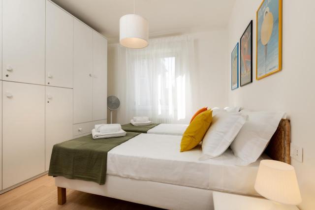 Modern 2-bed flat, 250m from sea