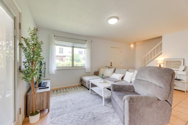 2 Mi to Old Town & Fashion Sq: Townhome w/ Pools