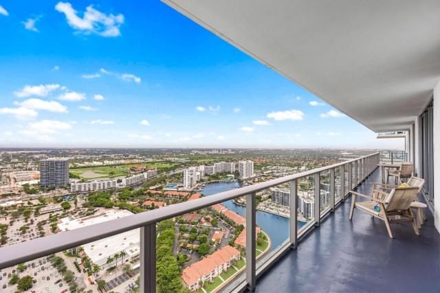 42nd Floor Penthouse with Pools and Free Parking