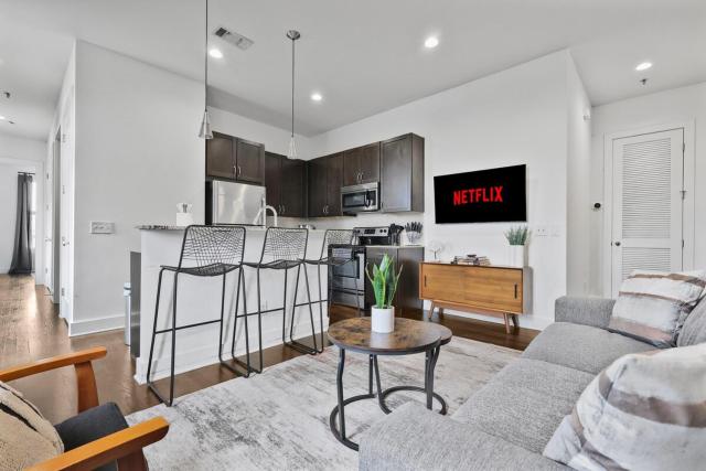 Stylish Midtown Condo Near Vanderbilt & Parthenon