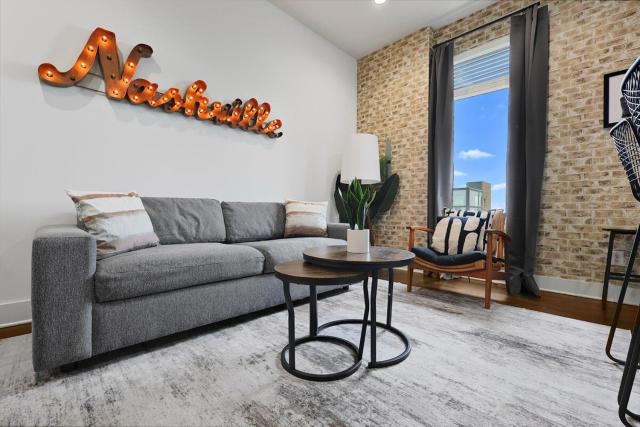 Stylish Midtown Condo Near Vanderbilt & Parthenon