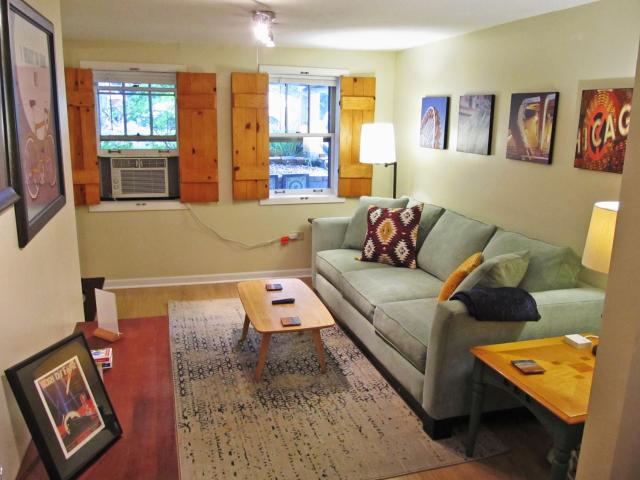 Cozy Vintage Chicago Apartment near Downtown