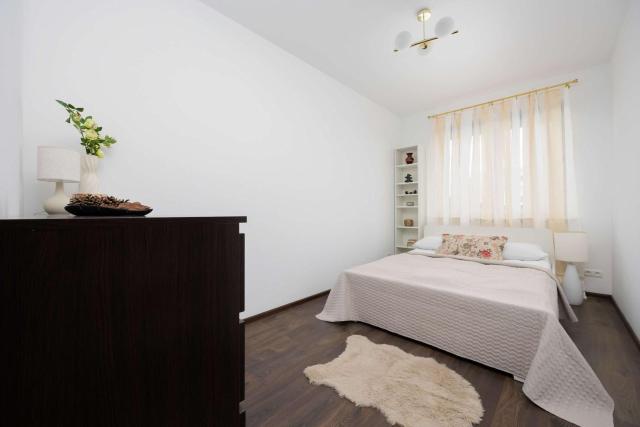 Spacious Apartment in Warsaw with Balcony by Noclegi Renters