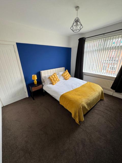 4 Bedroom House in Newcastle city centre location, Free Parking, Fast WiFi