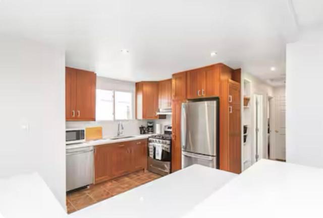 Quaint and Stylish UPPER level 3-bed bungalow in Hamilton, ON