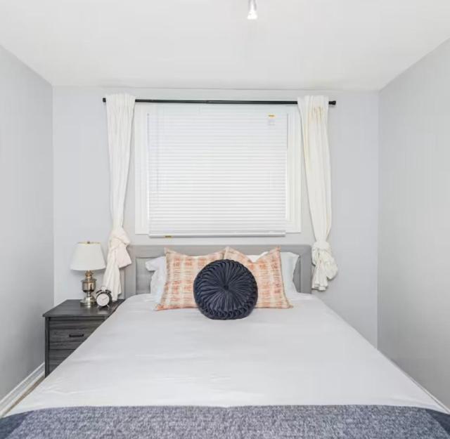 Quaint and Stylish UPPER level 3-bed bungalow in Hamilton, ON