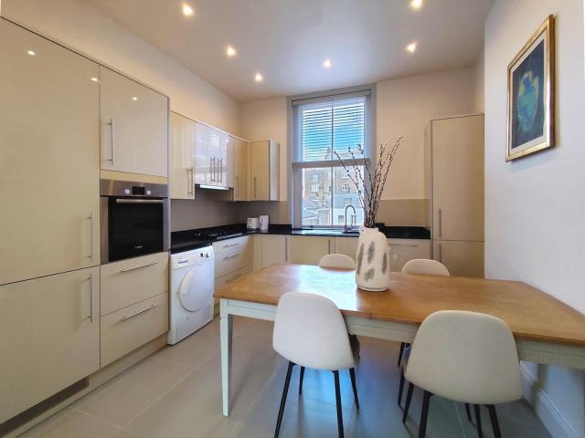 Flat C - Montagu St Residence