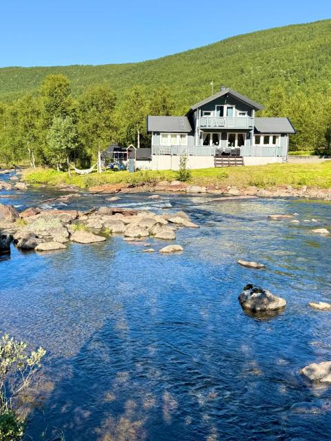 Riverfront house with 98 inch TV, ps5 & activities