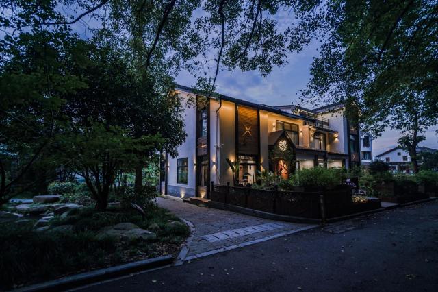 Blooming Lotus Hostel