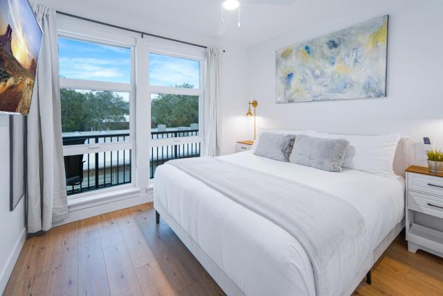 Luxury Downtown 1BR 1BA - Pool,Gym,Pkg,Bowls and More!