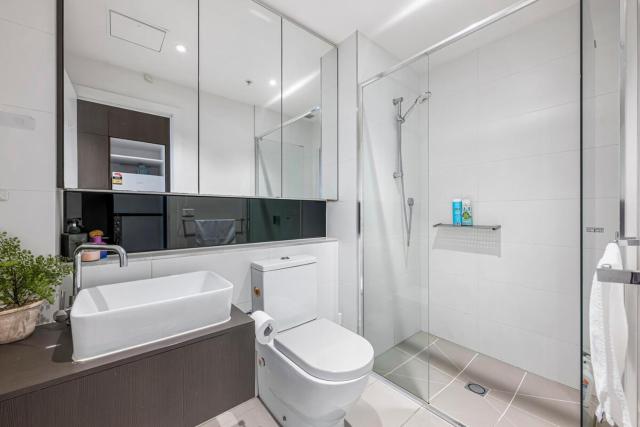 Kew 1BR RetreatCBD Transport, Shops Balcony