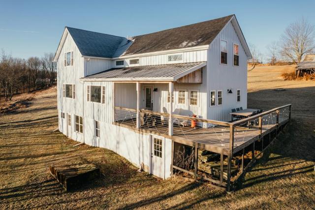 Luxe Gabel Farmhouse Fire Pit & Country Views