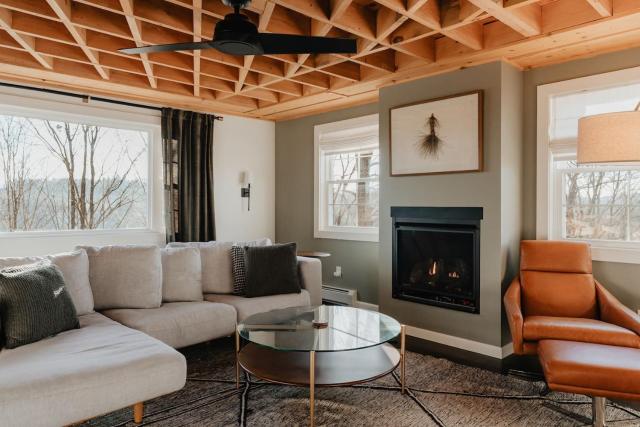 Luxe Gabel Farmhouse Fire Pit & Country Views