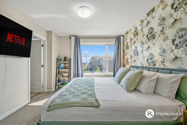 Near Calgary Airport Stylish House with Central AC King Bed Sleeps 6