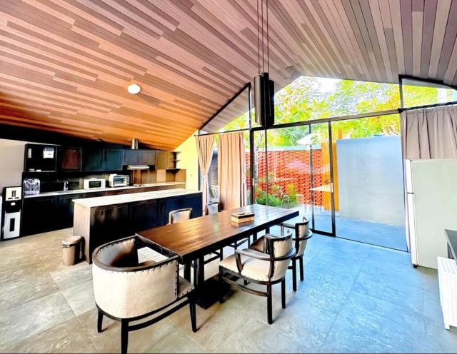 Dancing Villas with expansive Vanishing edge pool