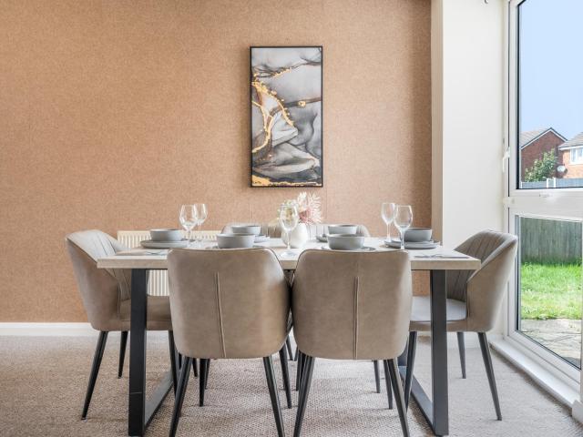 Contractor Stay Near Etihad Stadium & Co-op Live with Free Parking