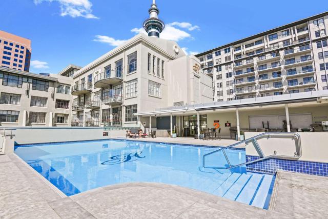 Relaxing 1BR CBD Retreat with Rooftop pool & Gym