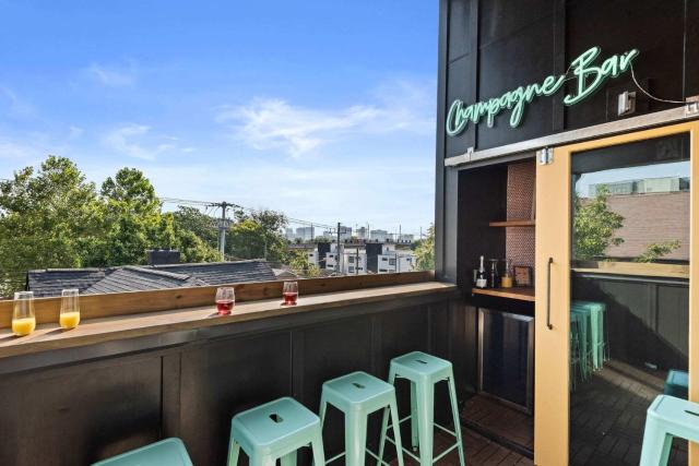 Dollys Dream House Champagne Bar w DT views