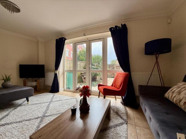 Spacious 5BR, Cheltenham Town centre, inc parking
